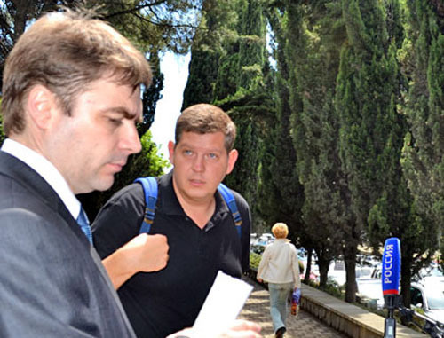 Nikolai Yarst (to the right) and advocate Aleksandr Popkov. Sochi, June 3, 2013. Photo by Svetlana Kravchenko for the "Caucasian Knot"