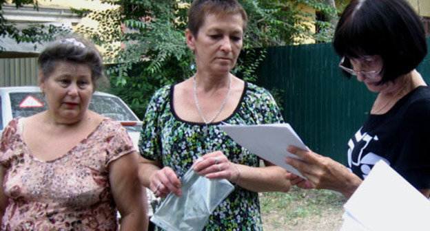 Initiative group of tenants of the house №5 located in Poddubny Street of the Krasnooktyabrskiy District of Volgograd where a fire occured. Volgograd, June, 2013. Photo by Vyacheslav Yaschenko for the "Caucasian Knot"