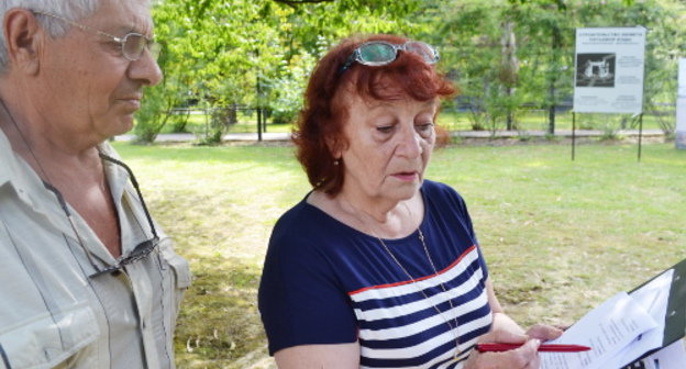 Lyudmila Shestak, the organizer of the picket and a Deputy of the Sochi City Council from the Communist Party of the Russian Federation, June 23, 2013. Photo by Svetlana Kravchenko for the ‘Caucasian Knot”.