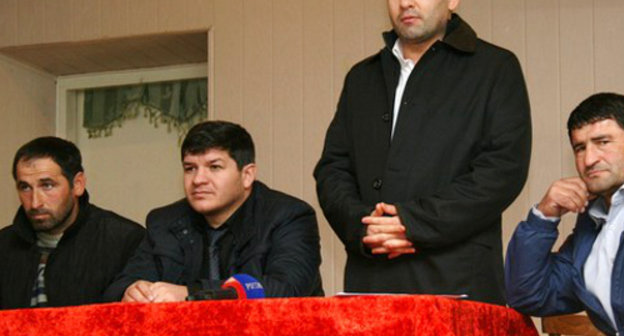 Magomed Magomedov (second from right) receiving citizens of Kharakhin district, Dagestan, Khunzakh region, November 2012. Photo: riadagestan.ru