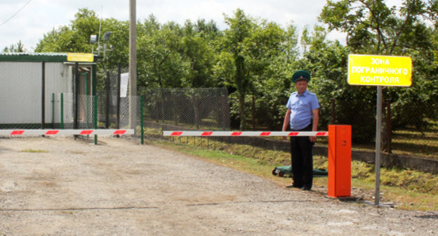 Checkpoint at Abkhazia and South Ossetia border in Nabakia village, May 15, 2013. Photo by Angela Kuchuberia for the “Caucasian Knot”. 