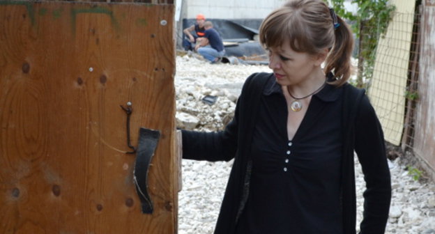 Yulia Saltykova, one of the tenants of No.5 in Akatsiy Street, Sochi. June 2013. Photo by Svetlana Kravchenko for the “Caucasian Knot”.