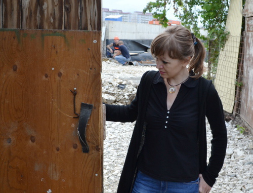 Yulia Saltykova, one of the tenants of No.5 in Akatsiy Street, Sochi. June 2013. Photo by Svetlana Kravchenko for the “Caucasian Knot”.