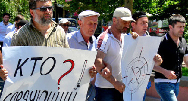 Funeral procession to honor journalist Akhmednabi Akhmednabiev murdered in Dagestan. Makhachkala, July 9, 2013. Photo by Patimat Makhmudova for the "Caucasian Knot"