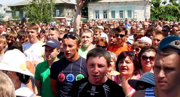 Pugachov residents demand to deport natives of Northern Caucasus at the protest action. Saratov region, July 8, 2013. Photo: shot from the video published at YouTube by user FreeNews Volga