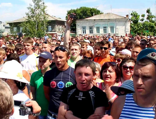 Pugachov residents demand to deport natives of Northern Caucasus at the protest action. Saratov region, July 8, 2013. Photo: shot from the video published at YouTube by user FreeNews Volga