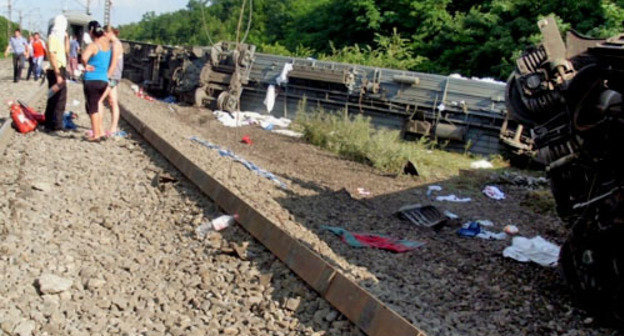 On the spot of the passenger train "Novosibirsk-Adler" crash. Krasnodar region, July 7, 2013. Photo: http://www.mchs.gov.ru/