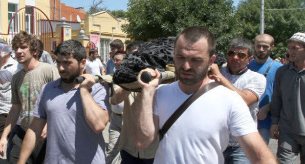 Participants of the funeral procession carrying the body of journalist Akhmednabi Akhmednabiev killed in Dagestan. Makhachkala, July 9, 2013. Photo by Ruslan Alibekov