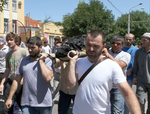 Participants of the funeral procession carrying the body of journalist Akhmednabi Akhmednabiev killed in Dagestan. Makhachkala, July 9, 2013. Photo by Ruslan Alibekov