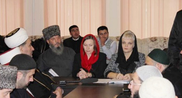 Former Education Minister Irina Kuvaldina (to the right) at the meeting dedicated to Muslim headscarves, in SADUM of Stavropol. Stavropol region, Pyatigorsk, December 11, 2012. Photo: http://dum26.mashuk.ru/