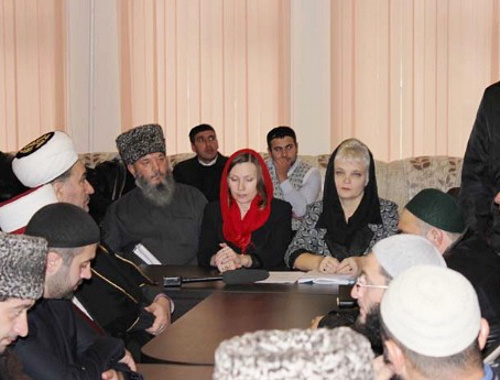 Former Education Minister Irina Kuvaldina (to the right) at the meeting dedicated to Muslim headscarves, in SADUM of Stavropol. Stavropol region, Pyatigorsk, December 11, 2012. Photo: http://dum26.mashuk.ru/