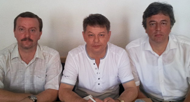 The head of administration of the Tsentralny District of Sochi  Sergey Pavlenko (to the right) with his advocates in the courtroom of the Court of the Tsentralny District of Sochi. July 9, 2013. Photo by Svetlana Kravchenko for the "Caucasian Knot"