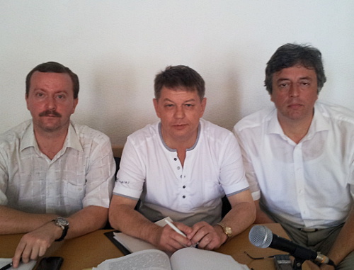 The head of administration of the Tsentralny District of Sochi  Sergey Pavlenko (to the right) with his advocates in the courtroom of the Court of the Tsentralny District of Sochi. July 9, 2013. Photo by Svetlana Kravchenko for the "Caucasian Knot"