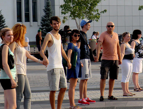 Silent flash mob in support of Alexei Navalny in Krasnodar, July 18, 2013. Photo by Natalia Dorokhina for the “Caucasian Knot”