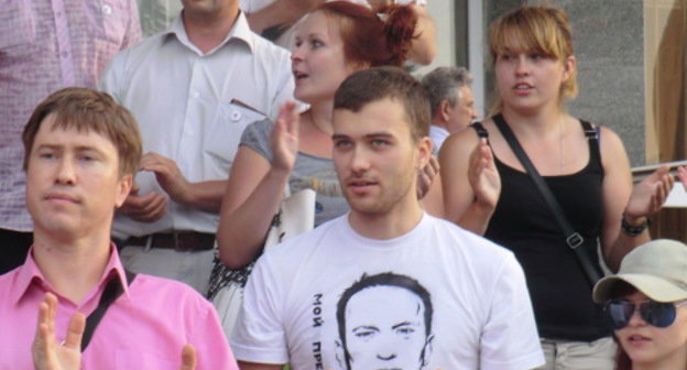 Silent flash mob in support of Alexei Navalny in Krasnodar, July 18, 2013. Photo by Natalia Dorokhina for the ‘Caucasian Knot’.