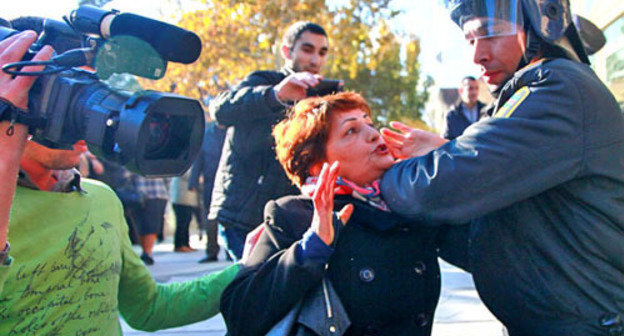 Police breaking up an opposition rally in Baku, December 10, 2012. Photo by Aziz Karimov for the ‘Caucasian Knot’.