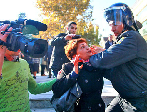 Police breaking up an opposition rally in Baku, December 10, 2012. Photo by Aziz Karimov for the ‘Caucasian Knot’.