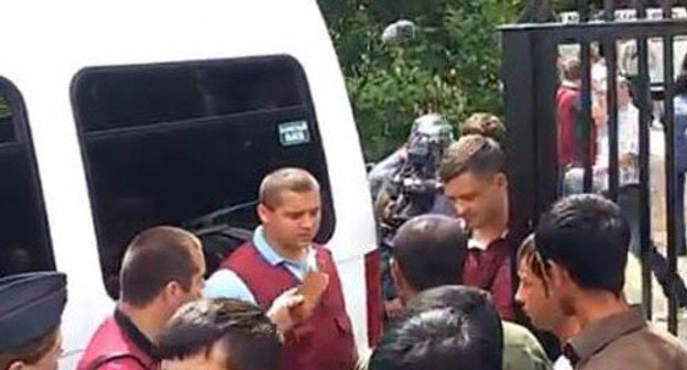 Detention of believers near the mosque in Yakhroma, Moscow Region, July 19, 2013. Photo: http://www.ansar.ru/