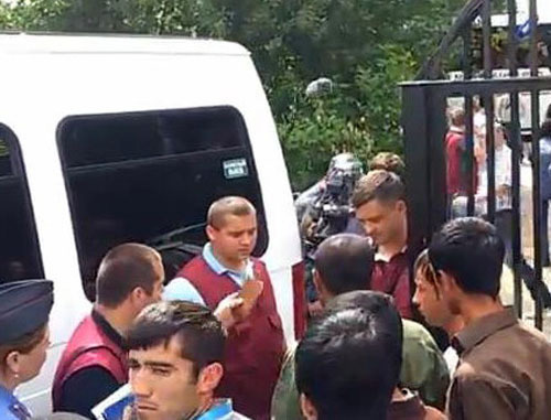 Detention of believers near the mosque in Yakhroma, Moscow Region, July 19, 2013. Photo: http://www.ansar.ru/