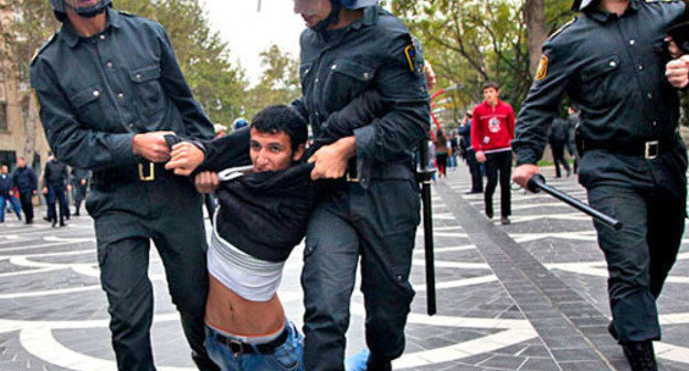 Police breaking up an opposition rally in Baku, July 17, 2013. Photo by Aziz Karimov for the “Caucasian Knot”. 