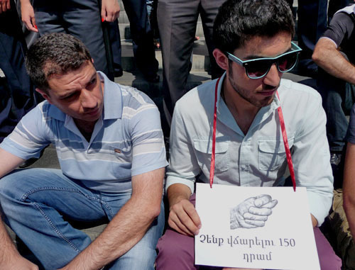 Protest against increase of public transport fares. The sign says: "We won't pay 150 drams!" Yerevan, July 19, 2013. Photo by Armine Martirosyan for the ‘Caucasian Knot’.