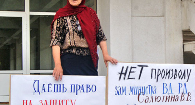 Patimat Piraeva, mother of Magomed Piraev at a picket against violations of defendants' rights. Makhachkala, July 24, 2013. Photo by Aida Magomedova for the “Caucasian Knot”.