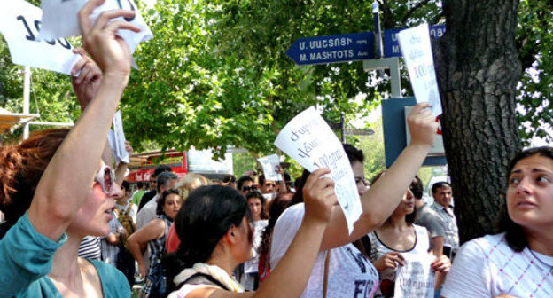 Participants of the rally against the raise of tariffs for public transport. Yerevan, July 24, 2013. Photo by Armine Martirosyan for the “Caucasian Knot”.