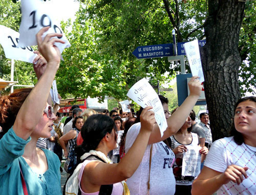 Participants of the rally against the raise of tariffs for public transport. Yerevan, July 24, 2013. Photo by Armine Martirosyan for the “Caucasian Knot”.