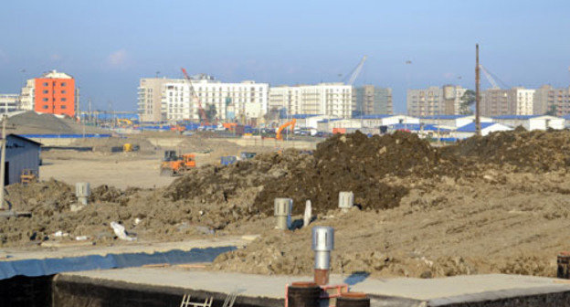 Construction of Olympic facilities, behind is an apartment complex “Sochnoe”. Sochi, July 2013. Photo by Svetlana Kravchenko for the “Caucasian Knot”. 