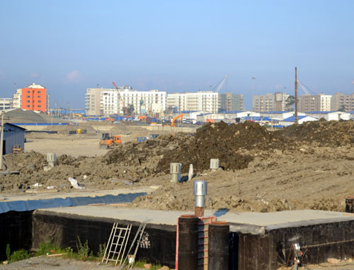 Construction of Olympic facilities, behind is an apartment complex “Sochnoe”. Sochi, July 2013. Photo by Svetlana Kravchenko for the “Caucasian Knot”. 