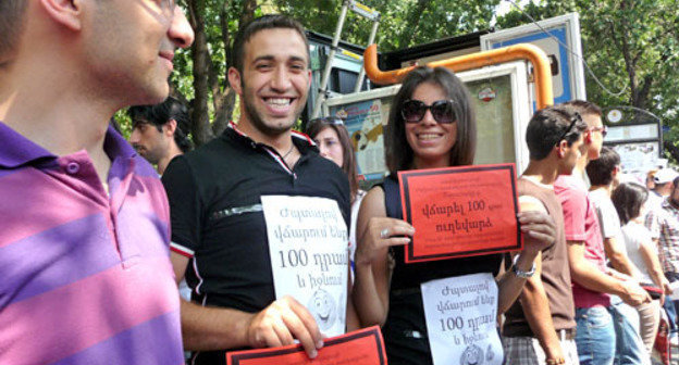 Rally with demand to bring back previous transport fares, Yerevan, July 24, 2013. Photo by Armine Martirosyan for the “Caucasian Knot”. 