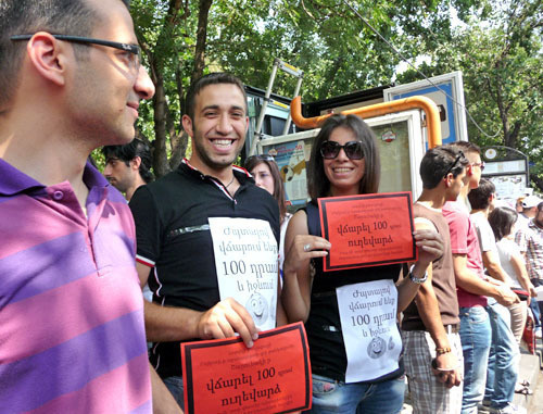 Rally with demand to bring back previous transport fares, Yerevan, July 24, 2013. Photo by Armine Martirosyan for the “Caucasian Knot”. 