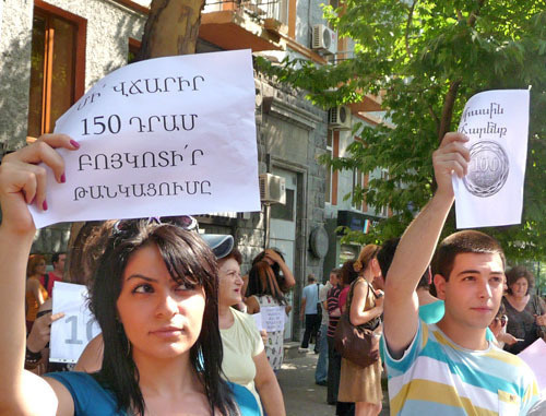 Participants of the picket against increase of transport tariffs. Inscriptions on the leaflets: "Join us, drivers. Don't give in and don't fear. We won't pay 150 drams". Yerevan, July 24, 2013. Photo by Armine Martirosyan for the Caucasian Knot"