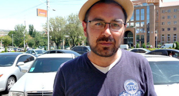 Participant of the picket Suren Saakyan in front of the building of the Moscow Сity Hall. Yerevan, July 10, 2013. Photo by Armine Martirosyan for the "Caucasian Knot"