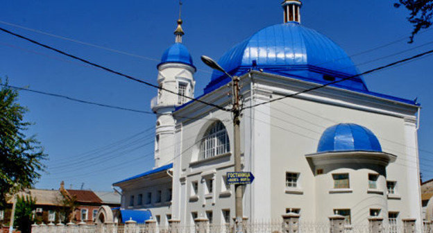 White mosque in Astrakhan. Photo: Ludushka, http://commons.wikimedia.org/