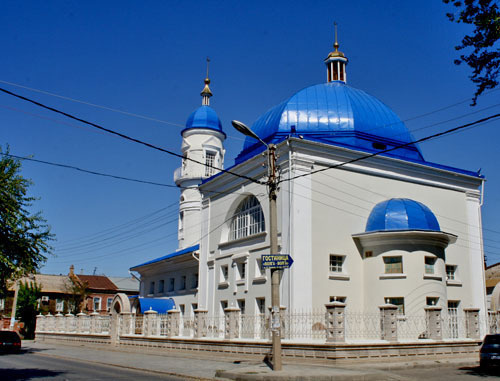 White mosque in Astrakhan. Photo: Ludushka, http://commons.wikimedia.org/