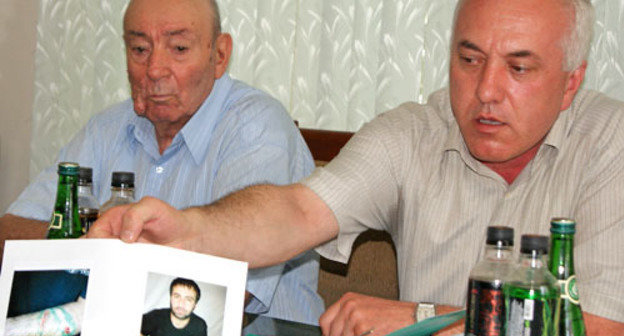 Akif Beybutov shows the photo of his client at press conference. Makhachkala, July 31, 2013. Photo by Natalya Kraynova for the "Caucasian Knot"