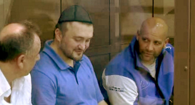 The defendants of the murder case of journalist Anna Politkovskaya Lom-Ali Gaytukaev, Rustam Makhmudov and Sergey Khadjikurbanov before the session. Moscow, June 4, 2013. Screenshot of the footage by the press-cutting service of the Moscow City Court, http://www.mos-gorsud.ru/sud/