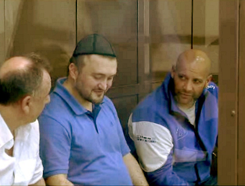 The defendants of the murder case of journalist Anna Politkovskaya Lom-Ali Gaytukaev, Rustam Makhmudov and Sergey Khadjikurbanov before the session. Moscow, June 4, 2013. Screenshot of the footage by the press-cutting service of the Moscow City Court, http://www.mos-gorsud.ru/sud/