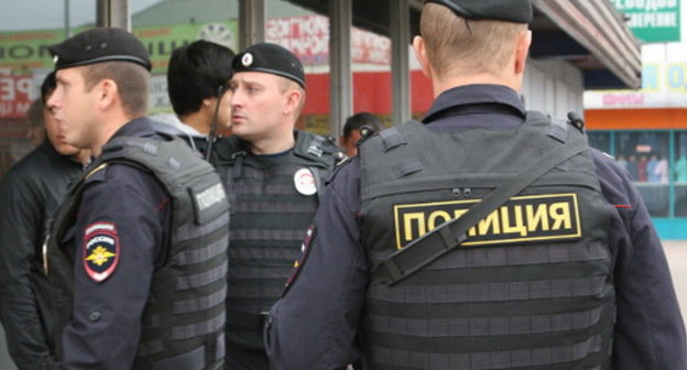 Police makes an inspection of the marketplace in the south-west of Moscow after the incident in the Matveevsky Marketplace. July 30, 2013. Photo: press group of Department of Internal Affairs of Southwestern Administrative District, http://petrovka38.ru/