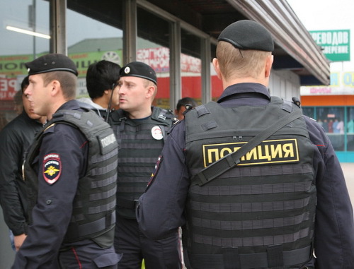 Police makes an inspection of the marketplace in the south-west of Moscow after the incident in the Matveevsky Marketplace. July 30, 2013. Photo: press group of Department of Internal Affairs of Southwestern Administrative District, http://petrovka38.ru/