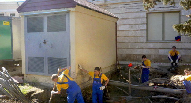 Electric power supply workers installing new transformer unit. Soci, Tsentralny neighbourhood, June 2013. Photo by Svetlana Kravchenko for the "Caucasian Knot"