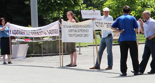 North Ossetia, Vladikavkaz, July 6, 2013. Picket against the operation of "Electrozink". Photo by Emma Marzoyeva for the "Caucasian Knot"