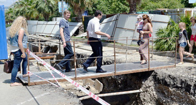 Navaginskaya street dug over again in Sochi. August 3, 2013. Photo by Svetlana Kravchenko for the  "Caucasian Knot"