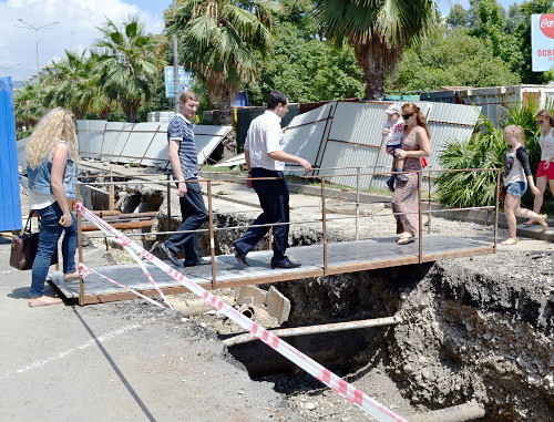 Navaginskaya street dug over again in Sochi. August 3, 2013. Photo by Svetlana Kravchenko for the  "Caucasian Knot"