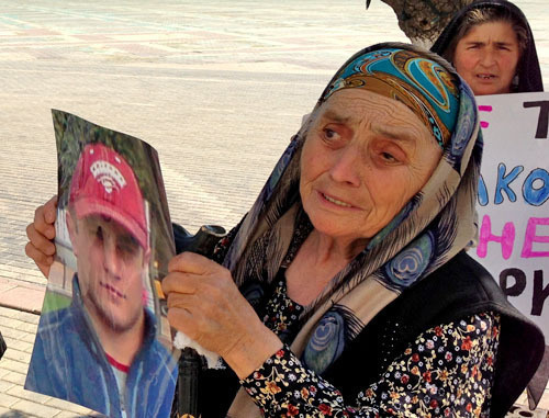 Relatives of the missing residents of Dagestan Shamil Abdulaev and Shamil Zakiragaev held a rally, Makhachkala, August 6, 2013. Photo by Makhach Akhmedov for the “Caucasian Knot”. 