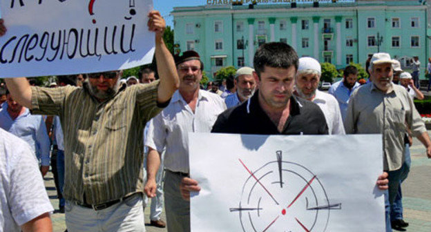 Funeral procession in connection with the murder of journalist Akhmednabi Akhmednabiev. Makhachkala, July 9, 2013. Photo by Patimat Makhmudova for the “Caucasian Knot”.