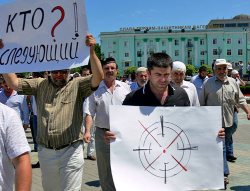 Funeral procession in connection with the murder of journalist Akhmednabi Akhmednabiev. Makhachkala, July 9, 2013. Photo by Patimat Makhmudova for the “Caucasian Knot”.