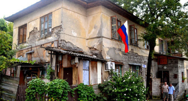 The dilapidated house in Sevastopol street which the authorities are going to cover with “Olympic” banner. August, 2013. Photo by Svetlana Kravchenko for the “Caucasian Knot”. 