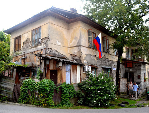 The dilapidated house in Sevastopol street which the authorities are going to cover with “Olympic” banner. August, 2013. Photo by Svetlana Kravchenko for the “Caucasian Knot”. 